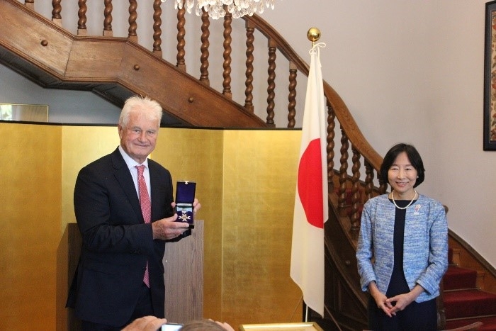 Szecskay András átvehette Szent Hagyaték Rendje Aranysugarak a Nyakszalaggal kitüntetést a budapesti Japán Nagykövetségen rendezett ünnepségen, ahol a medált és az oklevelet Őexcellenciája Ono Hikariko nagykövet asszony adta át számára.