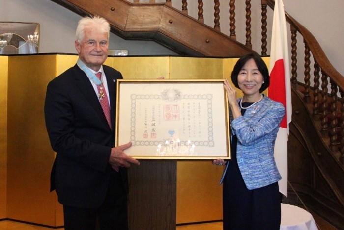 Szecskay András átvehette Szent Hagyaték Rendje Aranysugarak a Nyakszalaggal kitüntetést a budapesti Japán Nagykövetségen rendezett ünnepségen, ahol a medált és az oklevelet Őexcellenciája Ono Hikariko nagykövet asszony adta át számára.